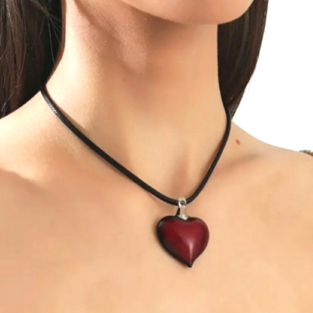 NEW Necklace Choker with Glass Heart Pendant